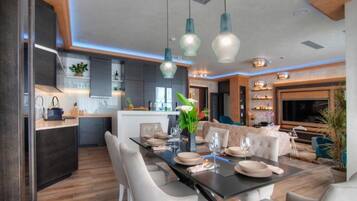 Deluxe Villa | Dining room