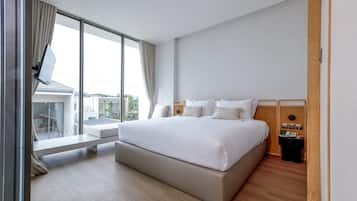 Deluxe Double Room, Non Smoking | Minibar, in-room safe, individually decorated, individually furnished