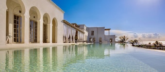 VILLA FAHARI - Nine Bedroom Villa, Sleeps 18