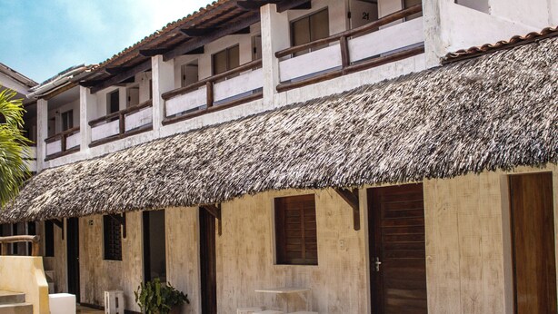 A two-story building with a pool in front. - Pousada VIGLAMO JERI (Jijoca de Jericoacoara)