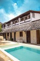 Una piscina techada, una piscina al aire libre