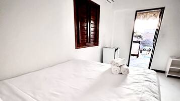 Tremannsrom – standard | Senger med overmadrass, minibar og individuelt dekorert