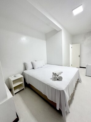 Habitación económica con 1 cama matrimonial o 2 individuales | Camas con pillow-top, minibar y decoración personalizada 