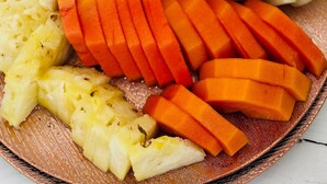 A plate with sliced pineapple, carrots, and apples. - Pousada VIGLAMO JERI (Jijoca de Jericoacoara)