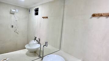 Quarto casal conforto | Banheiro | Chuveiro, toalhas de banho, sabonete, shampoo