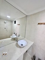 Ducha, toallas, jabón, shampoo