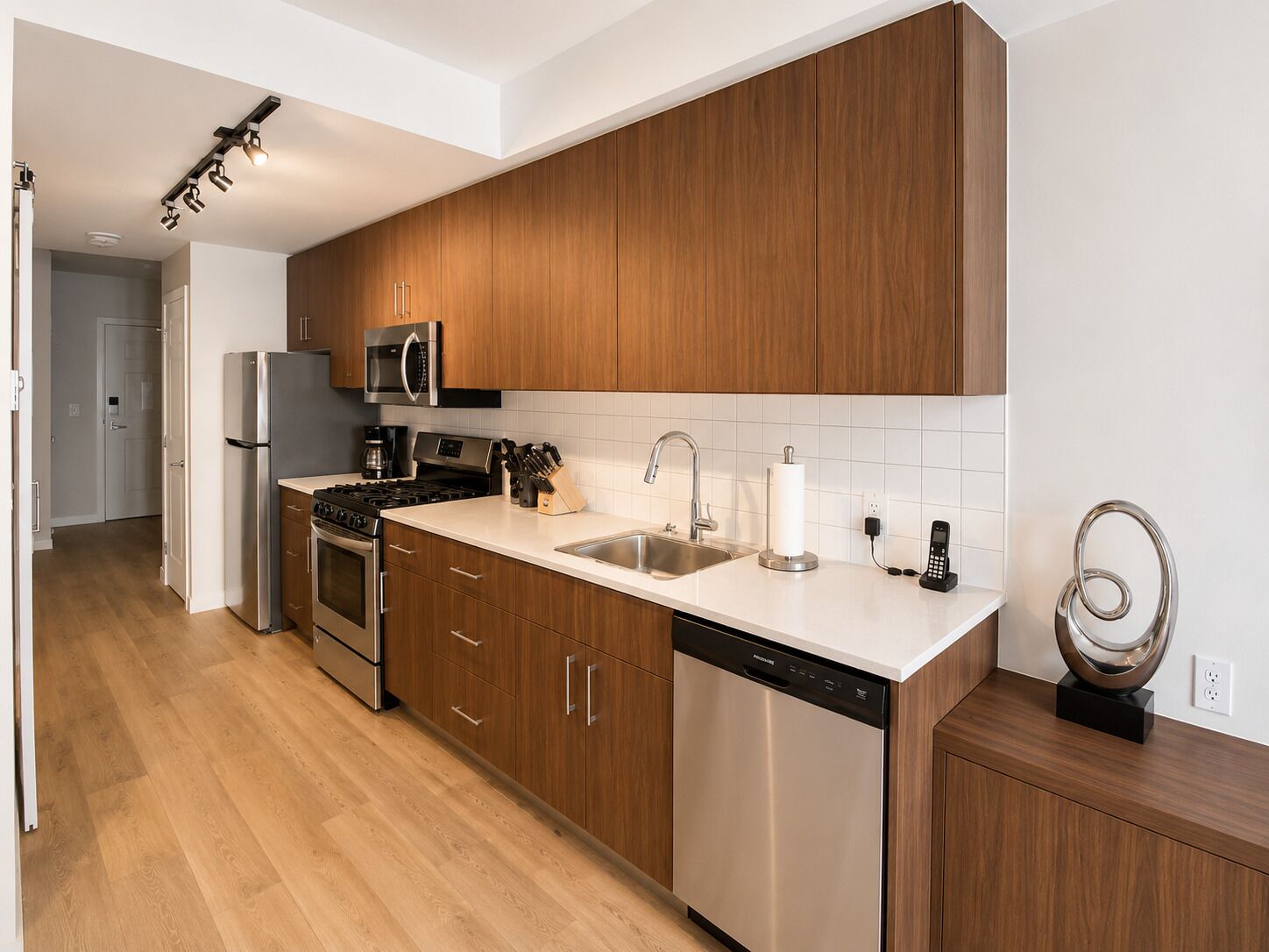 Fridge, microwave, stovetop, dishwasher