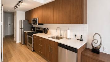 Fridge, microwave, stovetop, dishwasher