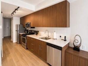 Kühlschrank, Mikrowelle, Herdplatte, Geschirrspüler