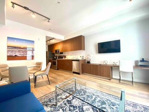 Perfect Brand New Suite Downtown Sidney