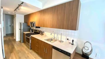 Fridge, microwave, stovetop, dishwasher