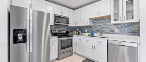 Refrigerador, microondas, horno, placa de cocina