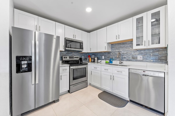 Frigorífico, microondas, horno y placa de cocina