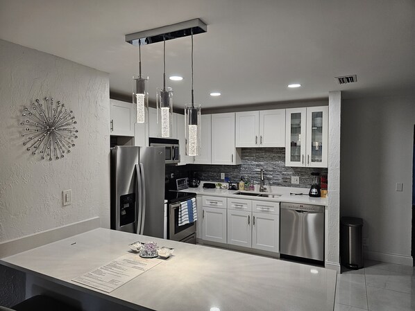 Een koelkast, een microgolfoven, een oven, een kookplaat