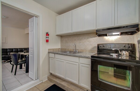 Private kitchen - 1 Bedroom Studio Apartment (Houston)