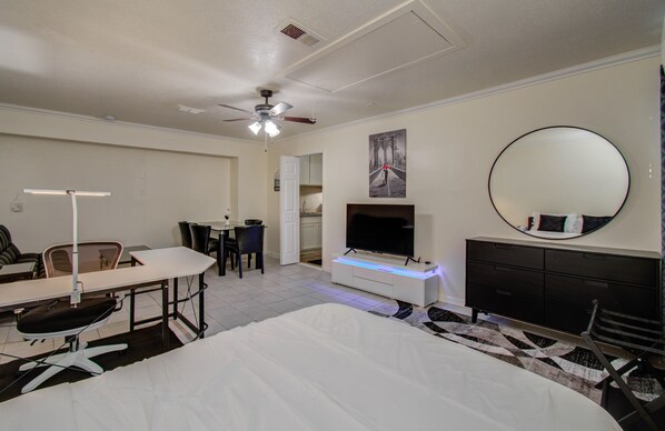 1 bedroom, WiFi, bed sheets - 1 Bedroom Studio Apartment (Houston)