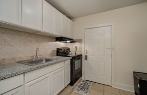 Private kitchen - 1 Bedroom Studio Apartment (Houston)
