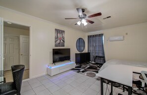 1 bedroom, WiFi, bed sheets - 1 Bedroom Studio Apartment (Houston)