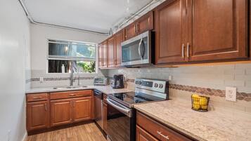 Réfrigérateur, four à micro-ondes, vaisselle et ustensiles