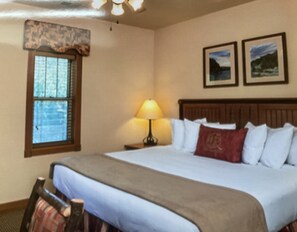 8 bedrooms, in-room safe, iron/ironing board, travel cot - 2- 4 bedroom 3 bath units sleep 8 or 16. Rent independently or together (Branson)