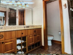 Ducha, secador de pelo, toallas, jabón