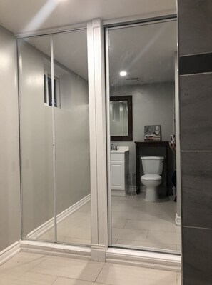 Hair dryer, towels, soap, shampoo - Spacious, cozy master bedroom in midtown Toronto (Toronto)