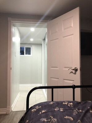 1 bedroom, free WiFi, bed sheets - Spacious, cozy master bedroom in midtown Toronto (Toronto)