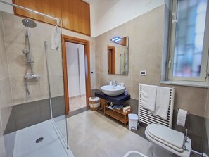 Shower, hair dryer, bidet, towels - Annacati House apartment, from 1 to 6 people, 3 bedrooms 2 bathrooms 1 terrace (Palermo)
