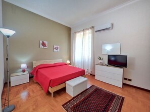 3 habitaciones, tabla de planchar con plancha, cuna de viaje y wifi 