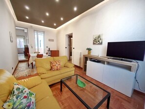Smart TV - Annacati House apartment, from 1 to 6 people, 3 bedrooms 2 bathrooms 1 terrace (Palermo)