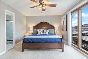 2 bedrooms, iron/ironing board, free WiFi, bed sheets - Central Location, Unlimited Indoor & Outdoor Fun (Osage Beach)