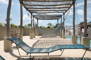 2 piscines extérieures, chaises longues