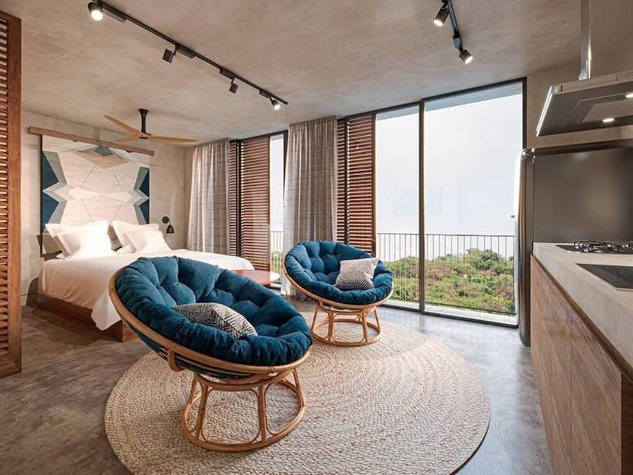 Roupas de cama premium, cofres nos quartos, escrivaninha