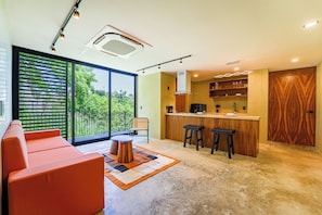 Suite de luxe, diversos llits | Sala d'estar | Televisor LED