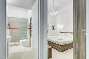 Shower, eco-friendly toiletries, hair dryer, bidet - Cosy Apartment > Colosseum >Termini Railway (Roma)