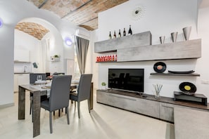 Dining - Cosy Apartment > Colosseum >Termini Railway (Roma)