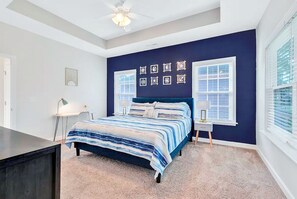 3 habitaciones, escritorio y tabla de planchar con plancha