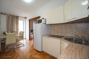 Microondas y placa de cocina
