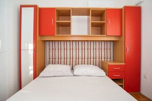 2 bedrooms, WiFi, bed sheets