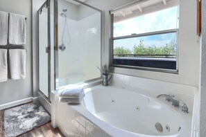 Shower, hair dryer, towels, soap - Sierra National Forest & Yosemite Estate + Orchard Retreat (Oakhurst)