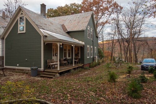 Sauna and Mountain Views, the Perfect Cozy Vermont Getaway