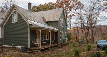 Sauna and Mountain Views, the Perfect Cozy Vermont Getaway