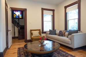 Smart TV, libros y estéreo 