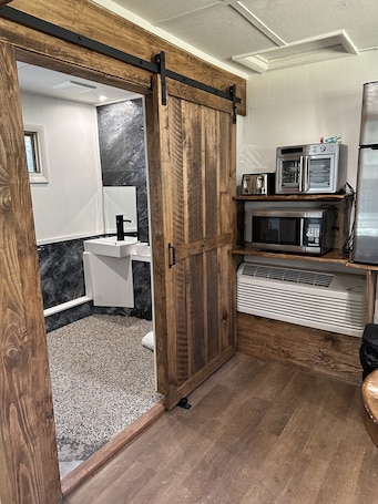 Interior. Deluxe Cabin A at Elk Creek Escape