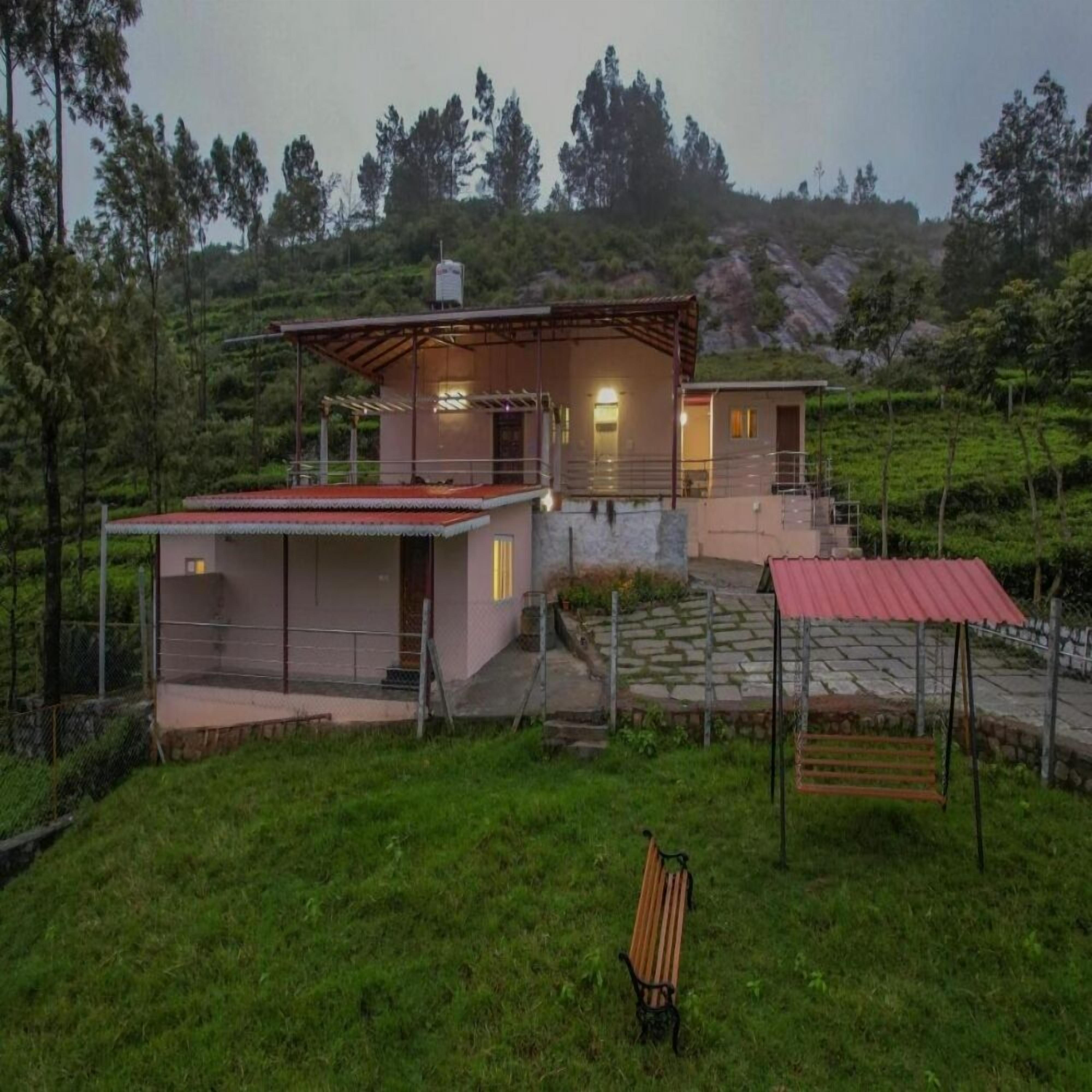 Una casa moderna con un patio amplio, una piscina pequeña y un banco de madera.