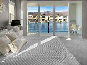 4 habitaciones, escritorio y tabla de planchar con plancha 
