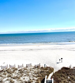 På stranden