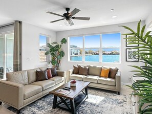 TV, tavolo da ping pong