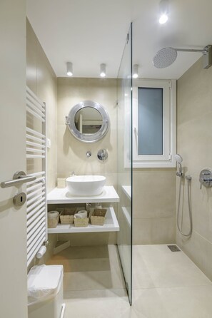 Dusche, Haartrockner, Handtücher, Seife