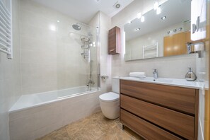 Een haardroger, handdoeken